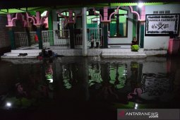Tarawih di tengah banjir