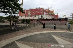 Ngabuburit Kapal PLTD Apung