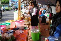 jajanan kolak serabi di Ambon ramai pembeli