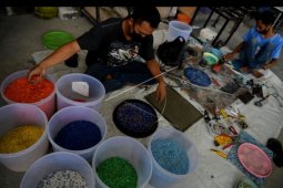 Daur ulang sampah plastik