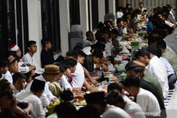 Tradisi buka bersama santri