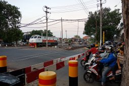 Penerobos perlintasan kereta api ditindak tegas