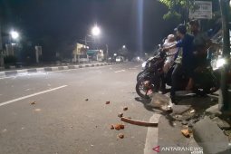 Dua kelompok remaja baku lempar di Petamburan