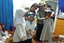 Srikandi Polda Kalsel berbagi sekaligus mengedukasi aturan lalu lintas