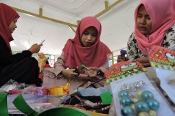 Ibu-ibu Situbondo "ngabuburit" membuat kerajinan bros hijab (Video)
