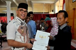Pemkab Cirebon beri santunan pada ahli waris petugas KPPS