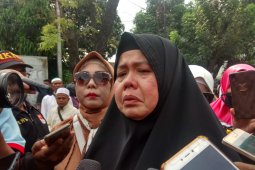 Aksi ribuan masa pendukung Prabowo di Kantor Bawaslu Sumut