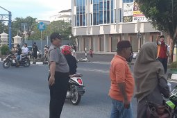 Polsek Sungailiat bagikan takjil gratis (Video)