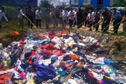 Satgas Pamtas dan Bea Cukai Entikong musnahkan barang-barang ilegal