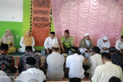 Safari Ramadhan Bupati Kotabaru diisi dengan menyerahkan bantuan
