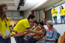Reuni Akbar, 37 guru SMA Santa Maria terima emas dari alumni 1997