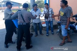 Polsek KPL bagikan takjil ke calon penumpang kapal