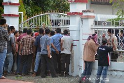 Massa masih bertahan di KIP Aceh Besar