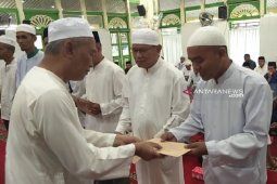 HST govt hand over a grant of Rp1.4 billion