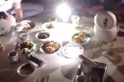 Listrik padam, warga buka puasa  bersinar lilin dan lampu ponsel