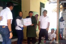 Menteri BUMN menyerahkan bantuan untuk panti asuhan di Banyumas