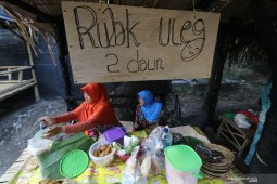 Pasar dengan alat tukar daun