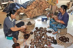 "Yande Batok" olah batok kelapa jadi kerajinan hingga tembus mancanegara