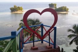 Indahnya berswafoto panorama laut di Pantai Raja Tiga Biak Papua
