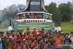 Bakti TNI bersihkan TMP Simago-mago di Tapanuli Selatan