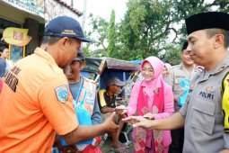 Polres Majalengka bagikan takjil ke puluhan tukang becak