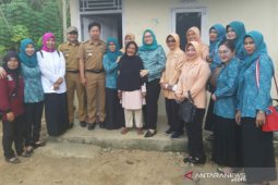 PKK Pangkalpinang bagikan paket sembako kepada masyarakat kurang mampu