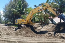 BPBD Aceh Barat bersihkan pasir yang menimbun Jalan  Diponegoro