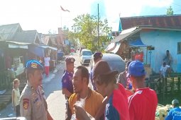 Satpolairud Tanbu bagi takjil untuk masyarakat pesisir