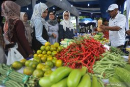 Warga Sidoarjo antre beli bahan pokok murah