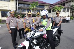 Kapolda Kalbar berikan penghargaan pada Ipta Tatang atas aksi heroiknya