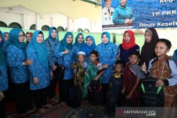 PKK HSS dan provinsi gelar pasar murah dan sunatan massal