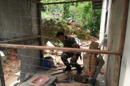 Kodim 1205/Stg bantu bangun jamban milik warga Meta Makmur