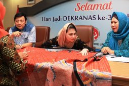Arumi Bachsin puji perajin batik Jatim tunjukkan kekhasannya