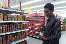 Petugas gabungan Situbondo gencar sidak makanan/minuman