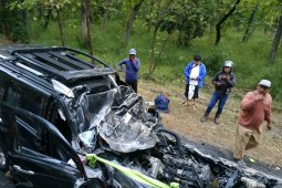 Diduga sopir mengantuk, mobil seruduk truk parkir di jalur pantura Situbondo