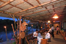 "Ngabuburit" hingga berbuka puasa di hutan bakau hanya ada di Situbondo (Video)
