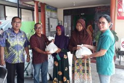 Telkom Wilayah Kalsel serahkan bantuan sembako