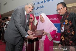 Qatar Charity bagikan 150 Al Quran digital braille