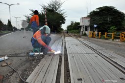 Sambut arus mudik, lintasan rel kereta api diperbaiki