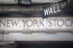Wall street ditutup lebih rendah di tengah prospek perdagangan  global