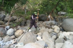 Rita perempuan tangguh pemecah batu