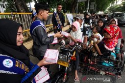 Bagi takjil pada pengendara