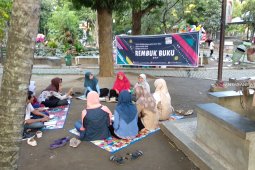 Komunitas literasi Tulungagung gelar rembuk buku sastra sambil "ngabuburit"