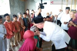 Regent gives aid in Tanjung Batu Village