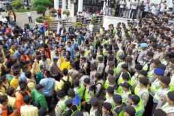 Ratusan mahasiswa gelar aksi  di DPRD Sumatera Barat terkait kematian KPPS