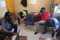 Lima pemuda ini terciduk sedang makan siang di sebuah kedai di Meulaboh