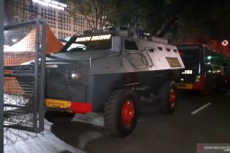 Polisi mulai siagakan sejumlah kendaraan perintis di depan Kantor KPU