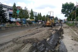 lubang-lubang jalan nasional di Batanghari  terus diperbaiki
