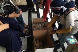 Massa berbuka puasa di sekitar Kantor Bawaslu RI