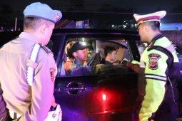 Polisi razia massa "people power"